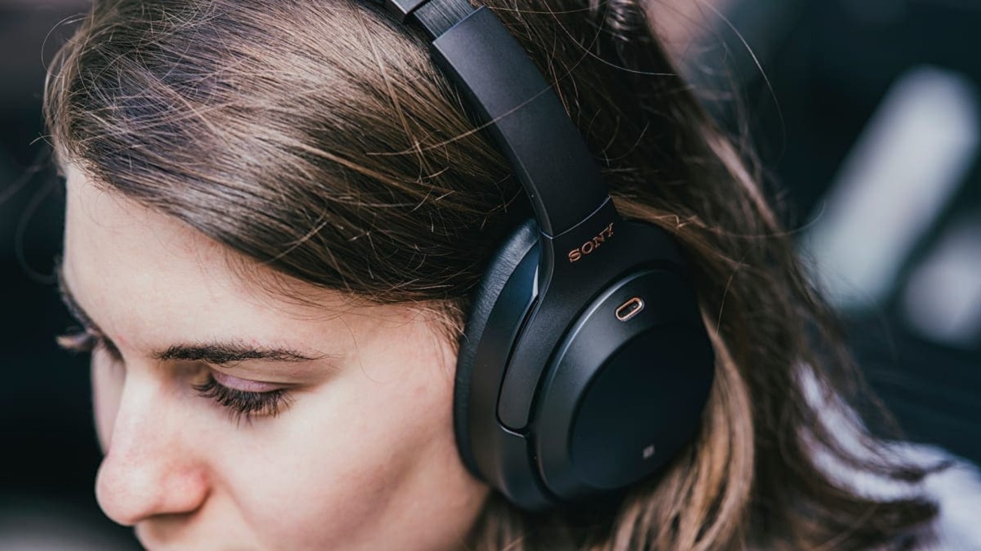 Καλύτερα ακουστικά Sony: βαθμολογία 2021 TOP 10 καλά ακουστικά από τη Sony -