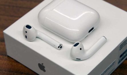 why one airpods earphone does not work