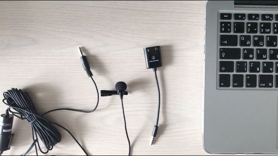 how to connect a microphone to a laptop