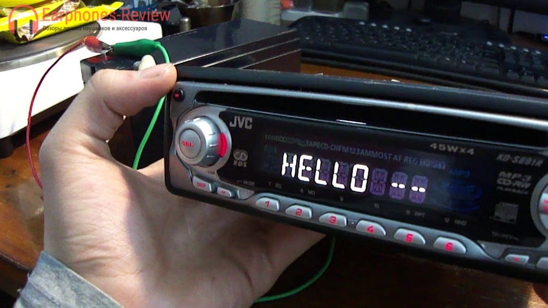 hoe je een radio taperecorder in een auto aansluit
